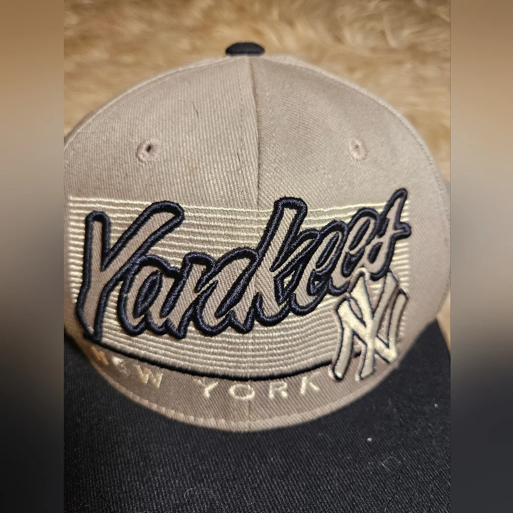 Vintage Fan Favorite New York Yankees Snapback | Gray/Navy | Adjustable |